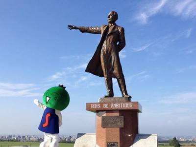 すだちくん、大使を抱け.jpg